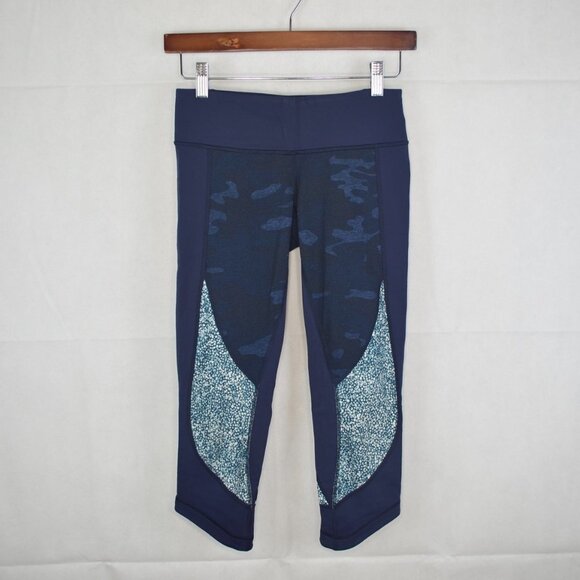 lululemon Wunder Under Crop Size 4 in Inkwell, Lotus Camo & Pebble Print Parfait - Picture 3 of 4